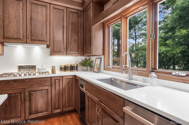 60 Kingsley Manor Drive, Bloomfield Hills, MI 48304