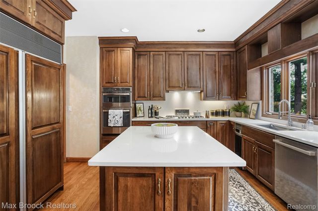 60 Kingsley Manor Drive, Bloomfield Hills, MI 48304