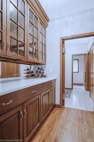 60 Kingsley Manor Drive, Bloomfield Hills, MI 48304