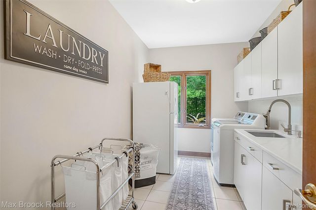 60 Kingsley Manor Drive, Bloomfield Hills, MI 48304