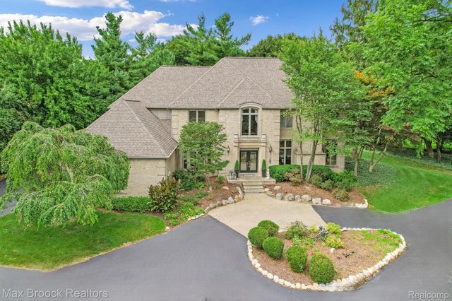 60 Kingsley Manor Drive, Bloomfield Hills, MI 48304