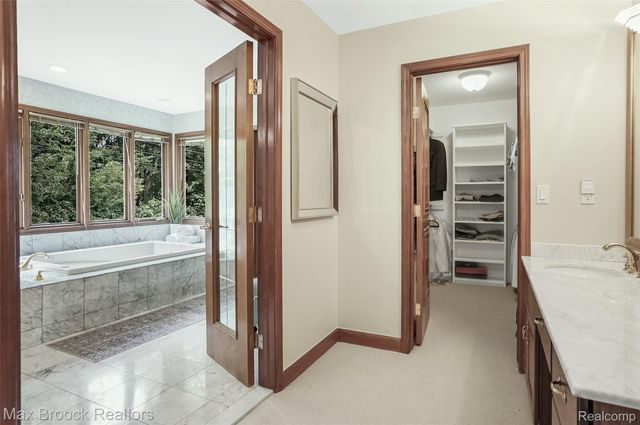 60 Kingsley Manor Drive, Bloomfield Hills, MI 48304