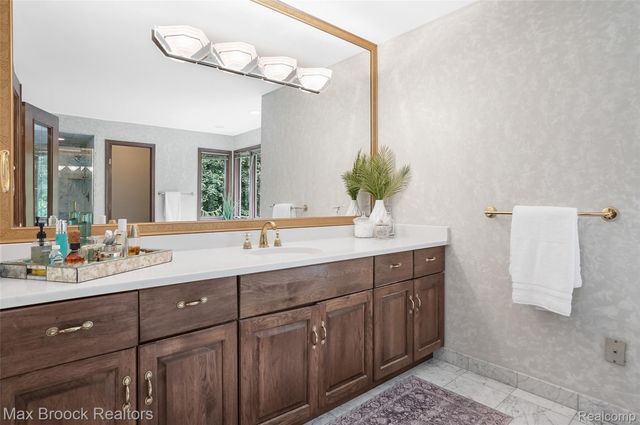 60 Kingsley Manor Drive, Bloomfield Hills, MI 48304