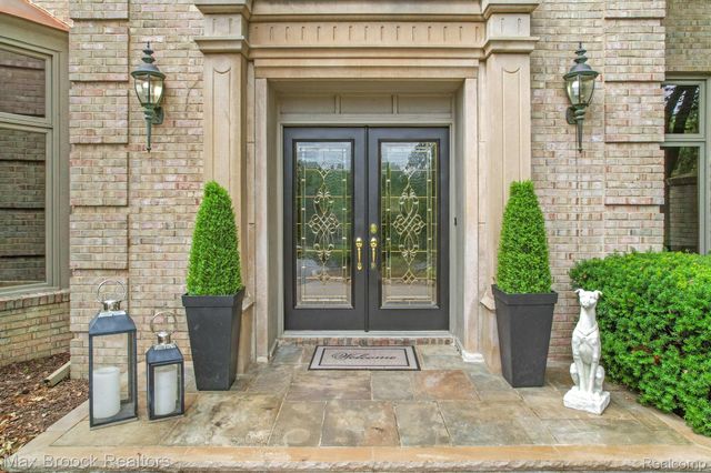60 Kingsley Manor Drive, Bloomfield Hills, MI 48304