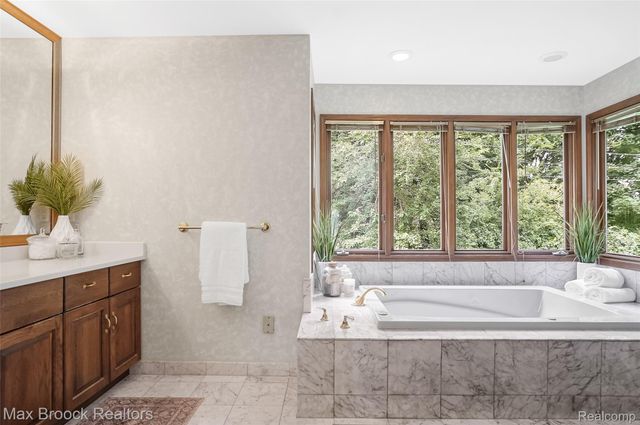 60 Kingsley Manor Drive, Bloomfield Hills, MI 48304
