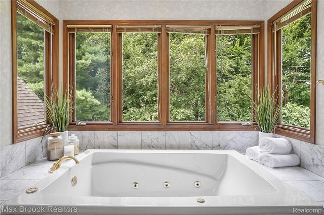 60 Kingsley Manor Drive, Bloomfield Hills, MI 48304