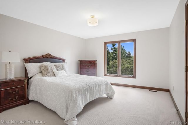 60 Kingsley Manor Drive, Bloomfield Hills, MI 48304