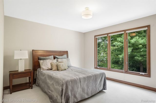 60 Kingsley Manor Drive, Bloomfield Hills, MI 48304