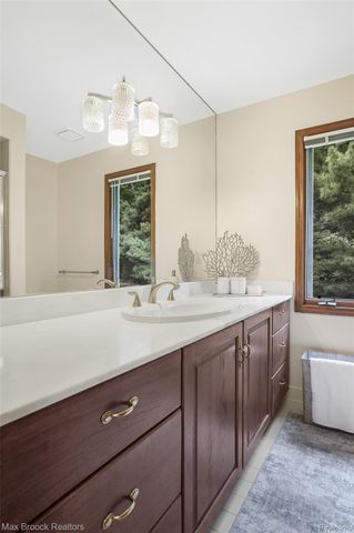 60 Kingsley Manor Drive, Bloomfield Hills, MI 48304