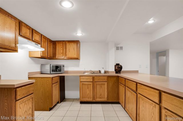 60 Kingsley Manor Drive, Bloomfield Hills, MI 48304