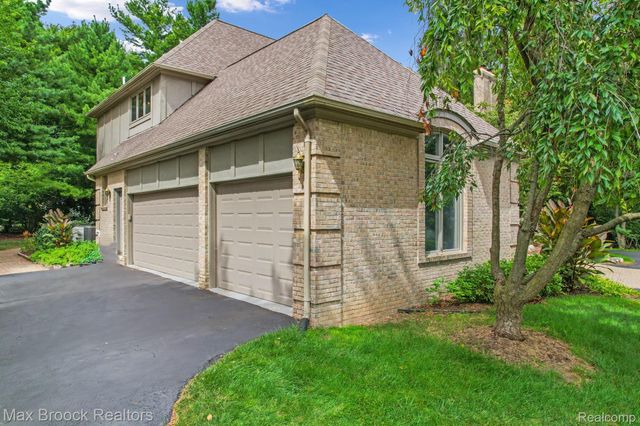 60 Kingsley Manor Drive, Bloomfield Hills, MI 48304