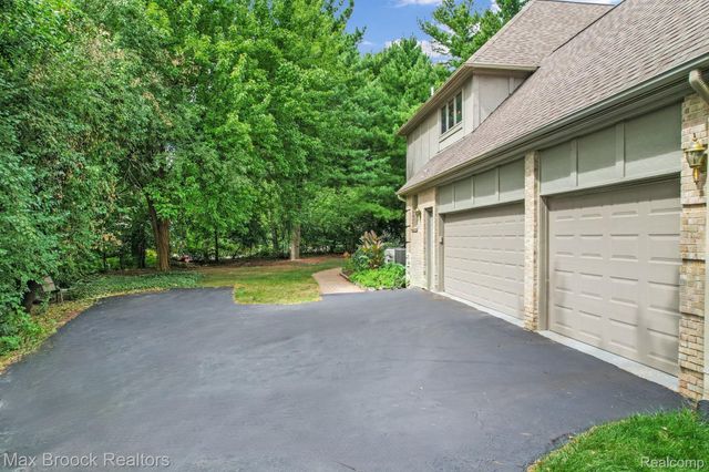 60 Kingsley Manor Drive, Bloomfield Hills, MI 48304
