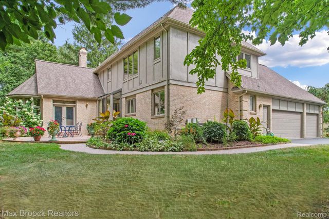 60 Kingsley Manor Drive, Bloomfield Hills, MI 48304