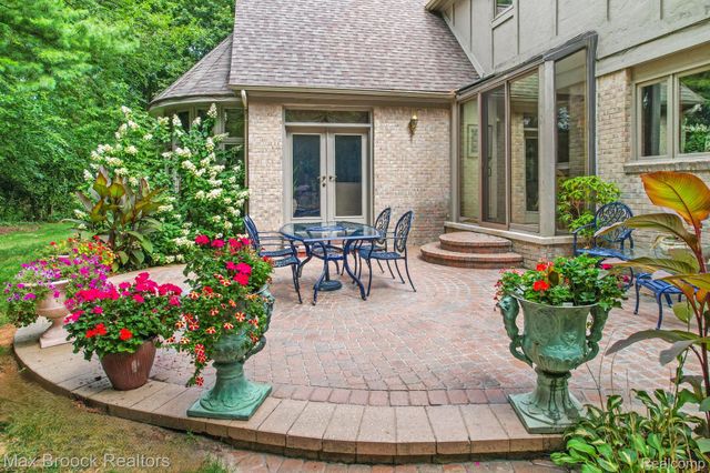 60 Kingsley Manor Drive, Bloomfield Hills, MI 48304