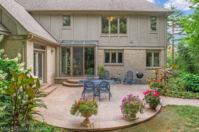 60 Kingsley Manor Drive, Bloomfield Hills, MI 48304