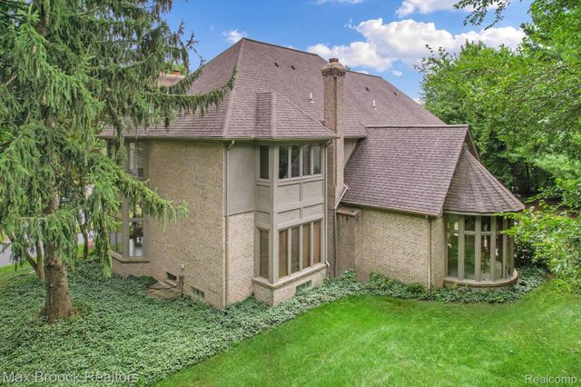 60 Kingsley Manor Drive, Bloomfield Hills, MI 48304