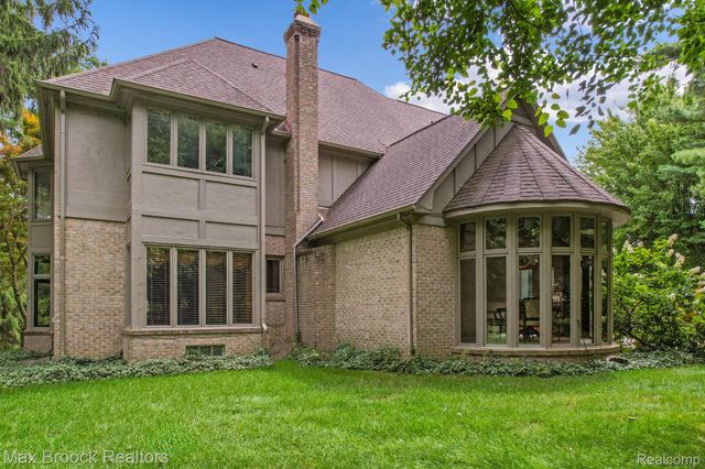 60 Kingsley Manor Drive, Bloomfield Hills, MI 48304