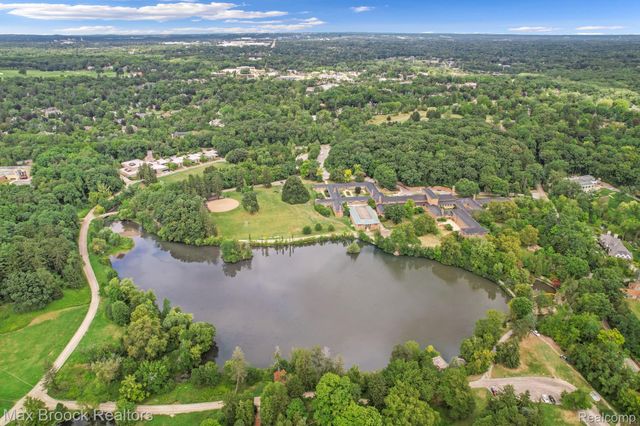 60 Kingsley Manor Drive, Bloomfield Hills, MI 48304