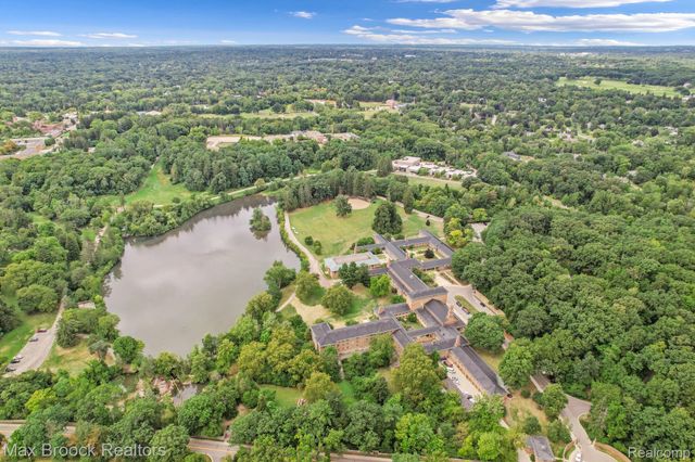 60 Kingsley Manor Drive, Bloomfield Hills, MI 48304