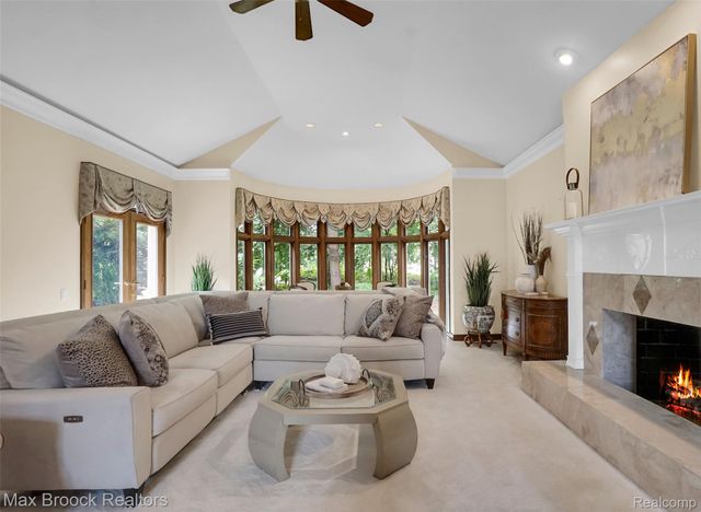 60 Kingsley Manor Drive, Bloomfield Hills, MI 48304