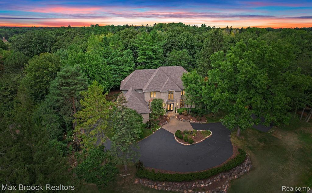 60 Kingsley Manor Drive, Bloomfield Hills, MI 48304
