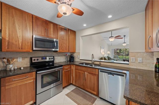 621 Squire CIR 204, Naples, FL 34104