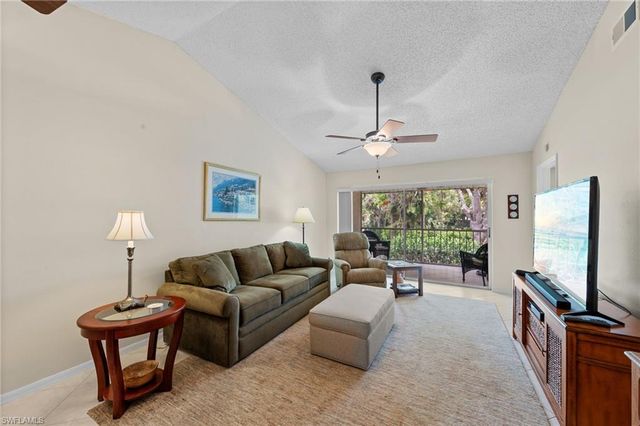 621 Squire CIR 204, Naples, FL 34104