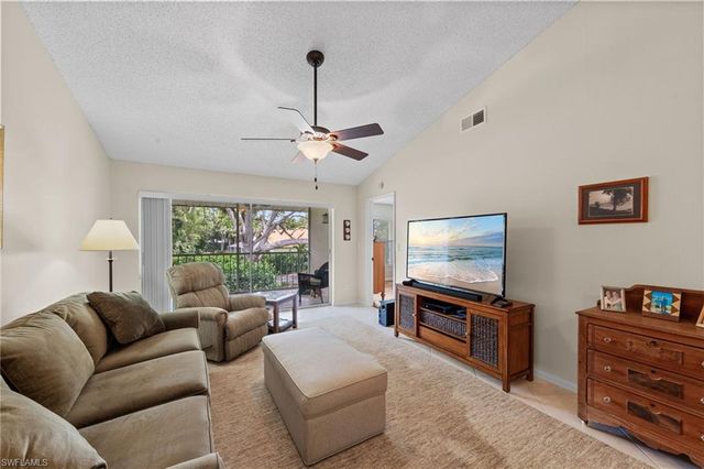 621 Squire CIR 204, Naples, FL 34104