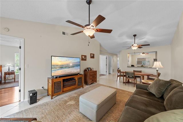 621 Squire CIR 204, Naples, FL 34104