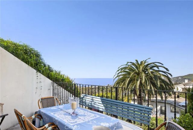 2100 Crestview Drive, Laguna Beach, CA 92651