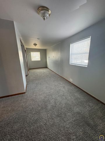 500 NW 56th St, Topeka, KS 66617