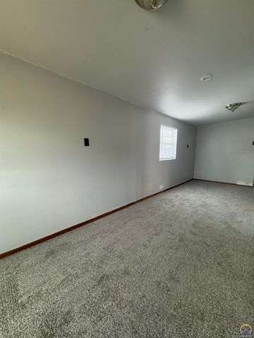 500 NW 56th St, Topeka, KS 66617