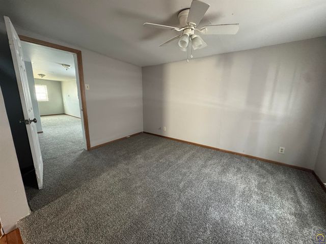 500 NW 56th St, Topeka, KS 66617