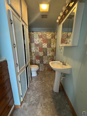 500 NW 56th St, Topeka, KS 66617