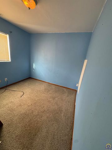 500 NW 56th St, Topeka, KS 66617