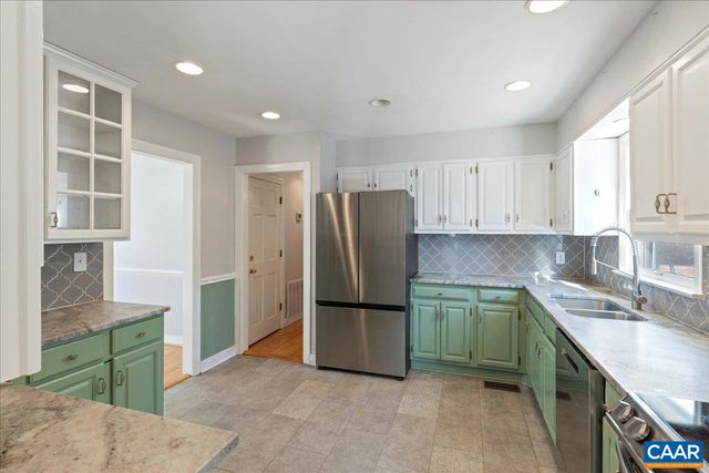 555 GILLUMS RIDGE RD, Charlottesville, VA 22903