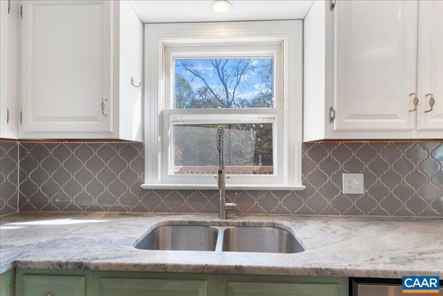 555 GILLUMS RIDGE RD, Charlottesville, VA 22903