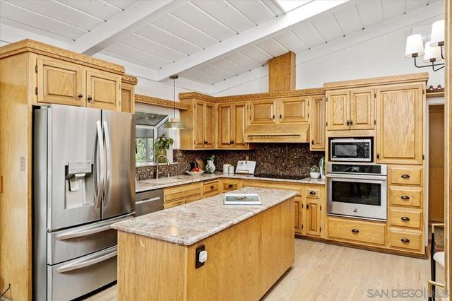 877 Montview Drive, Escondido, CA 92025