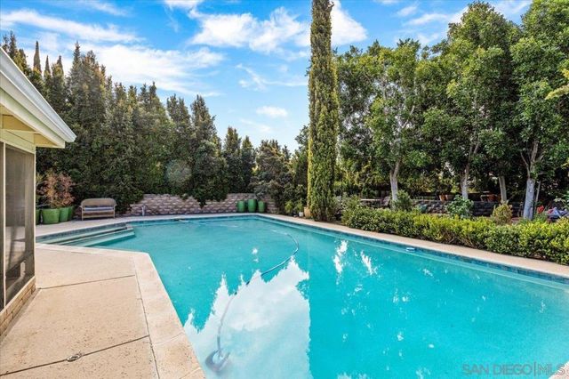 877 Montview Drive, Escondido, CA 92025