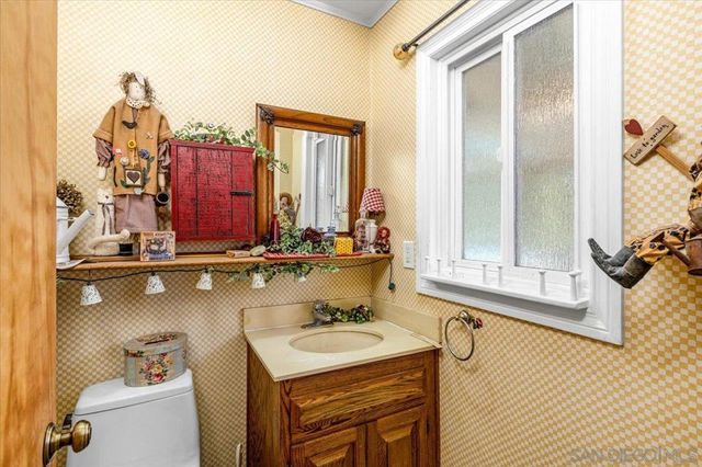 877 Montview Drive, Escondido, CA 92025