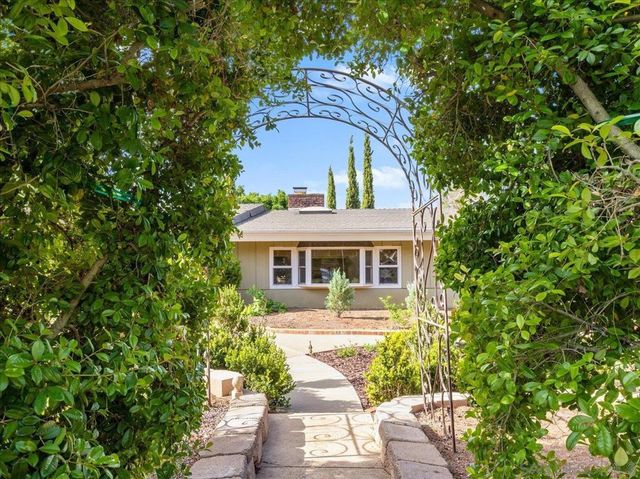 877 Montview Drive, Escondido, CA 92025