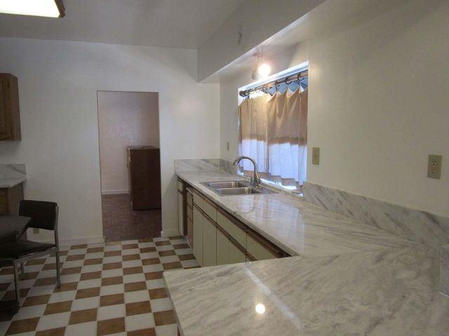 61 E Ellis St, Stockton, CA 95204