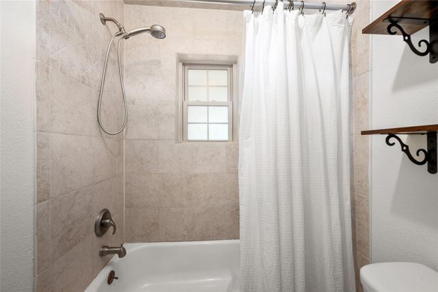 11715 Cherry Point Dr, Mont Belvieu, TX 77535