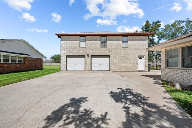 11715 Cherry Point Dr, Mont Belvieu, TX 77535