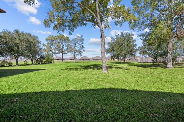 11715 Cherry Point Dr, Mont Belvieu, TX 77535