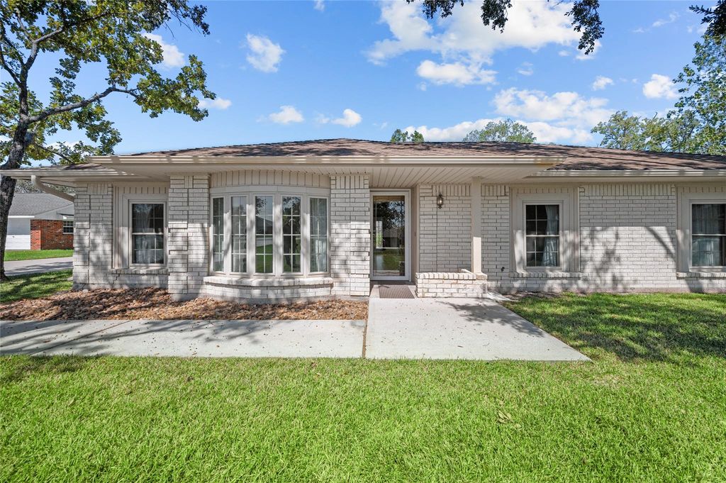11715 Cherry Point Dr, Mont Belvieu, TX 77535