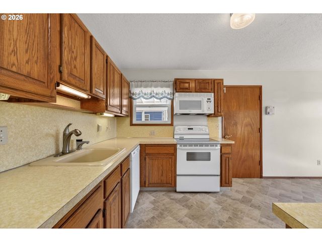 17705 Se MARIE St, Portland, OR 97236