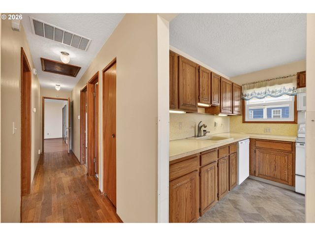 17705 Se MARIE St, Portland, OR 97236