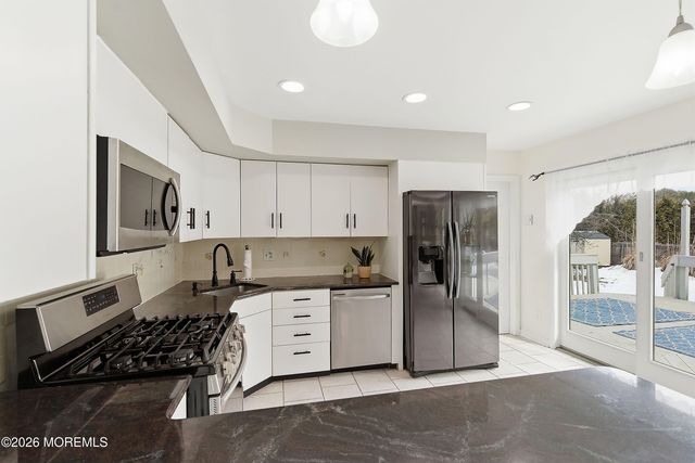 15 Mcqueen Boulevard, Farmingdale, NJ 07727