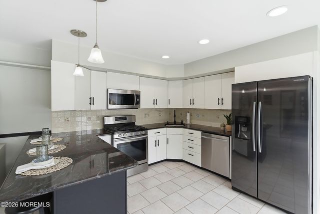 15 Mcqueen Boulevard, Farmingdale, NJ 07727